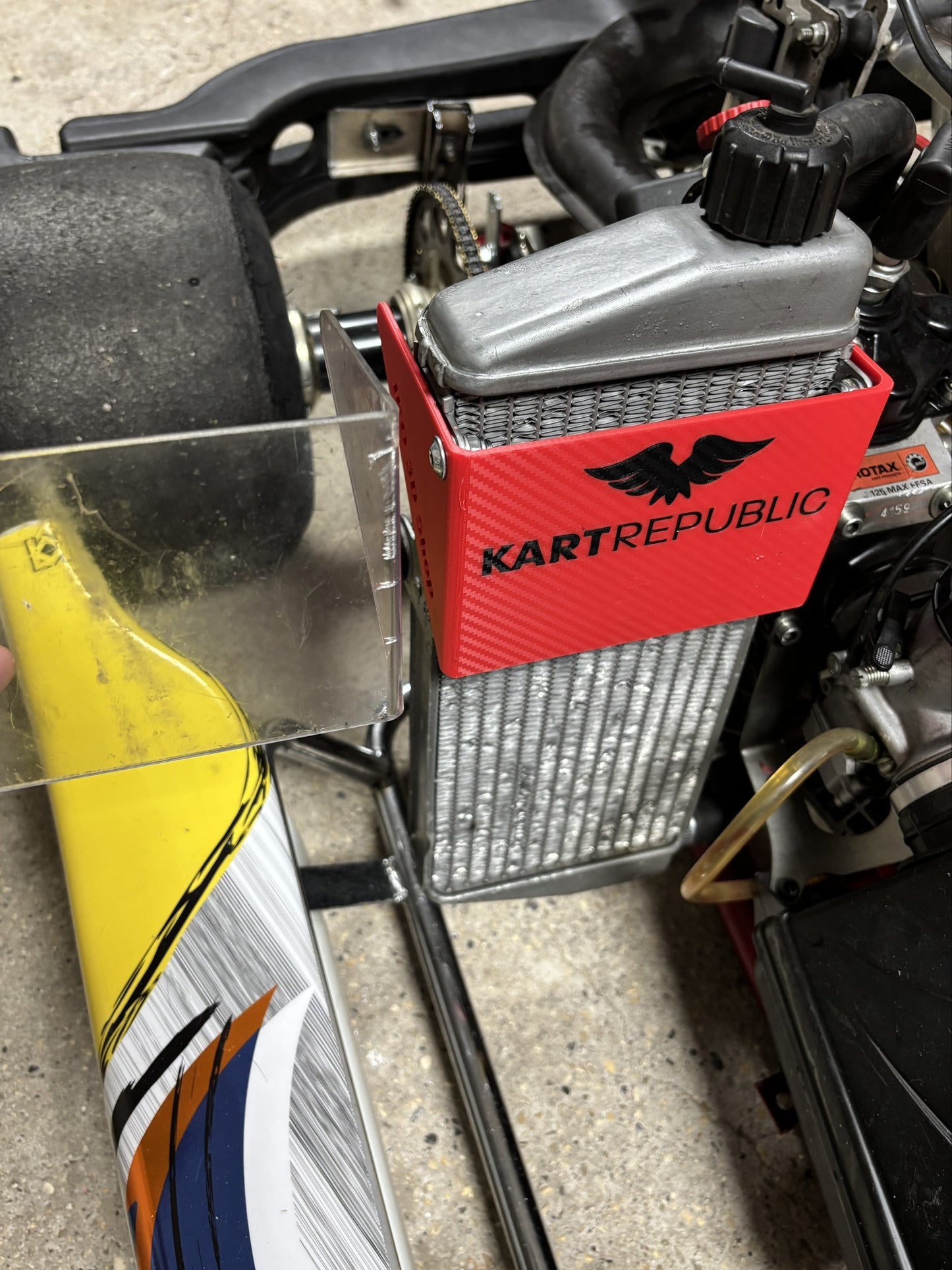 Volet de radiateur Rotax personnalisé rouge carbone avec logo Kart Republic – impression 3D IKO 3D Shop monté sur kart.